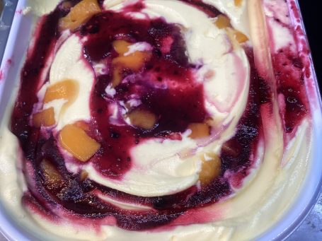 Crème glacée Pêche Melba et coulis de Fruits rouge