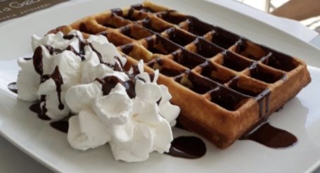 Gaufre au chocolat noir supplément chantilly
